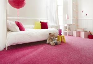 Pink-carpet-in-girls-bedroom